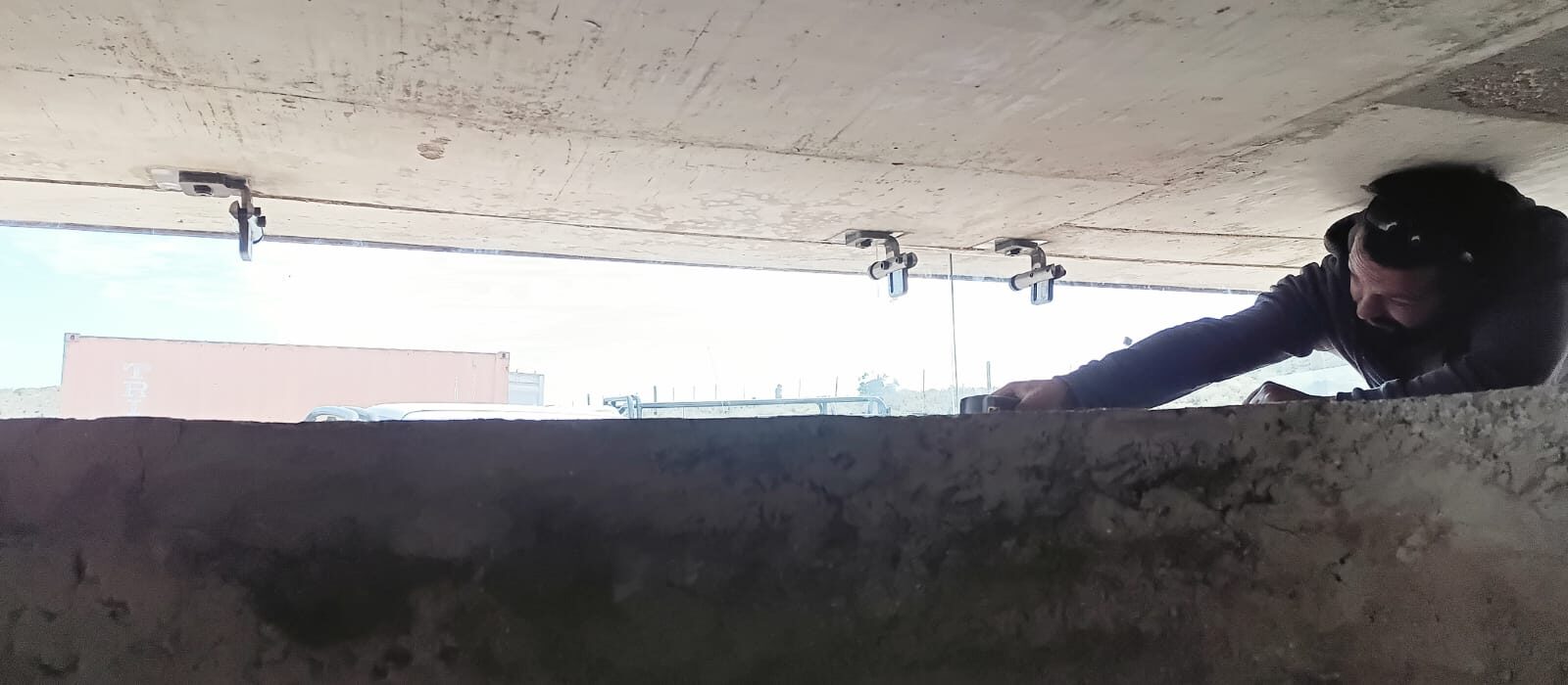 Glass hangers installed on site — steel clamps under the tank lid, Buffelsdrift